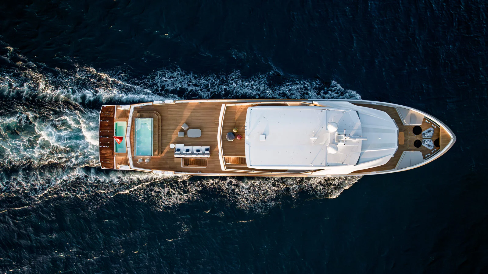 "Средиземноморский эксплорер" Numarine 40MXP Miouch предлагает обширные пространства для отдыха на свежем воздухе