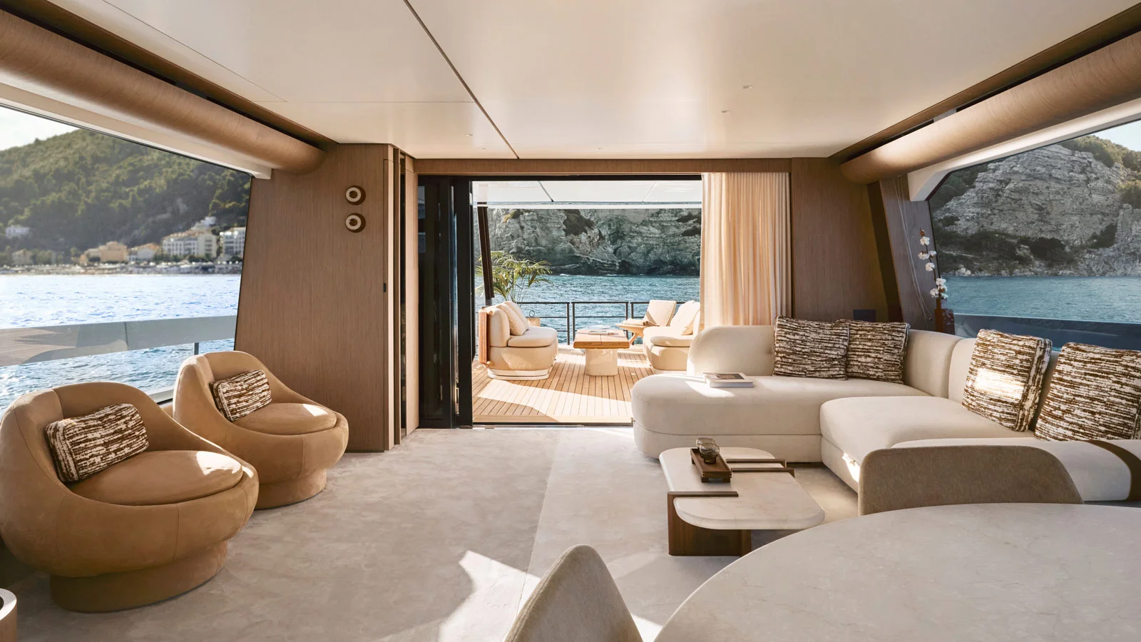 Гостиная в салоне на главной палубе Azimut Fly 82 расположена на входе в салон