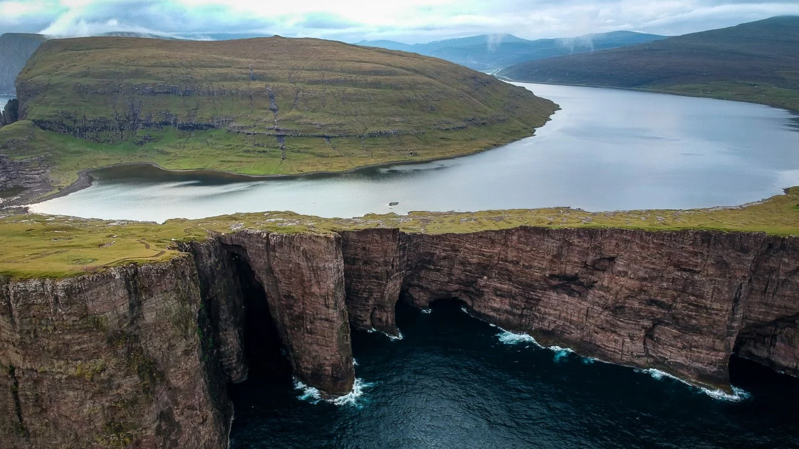 Sørvágsvatn / Leitisvatn lake