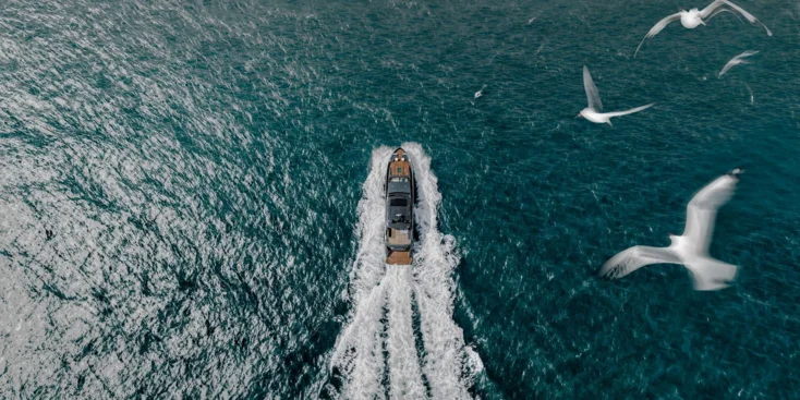 Allegro Flybridge 98 планируется оснастить парой двигателей мощностью либо 1136, либо 1400 л.с.