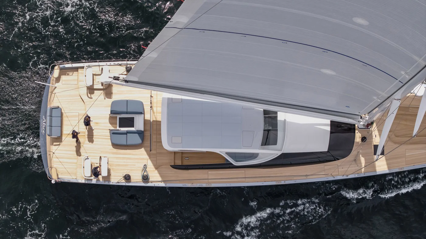 Кокпит на Baltic 121 Custom Alice защищен благодаря стильному хардтопу