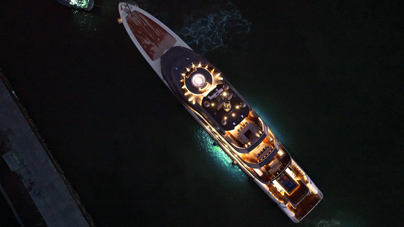 Длина Amels Pangea составляет 79.8 м, а ширина – 12.5 м