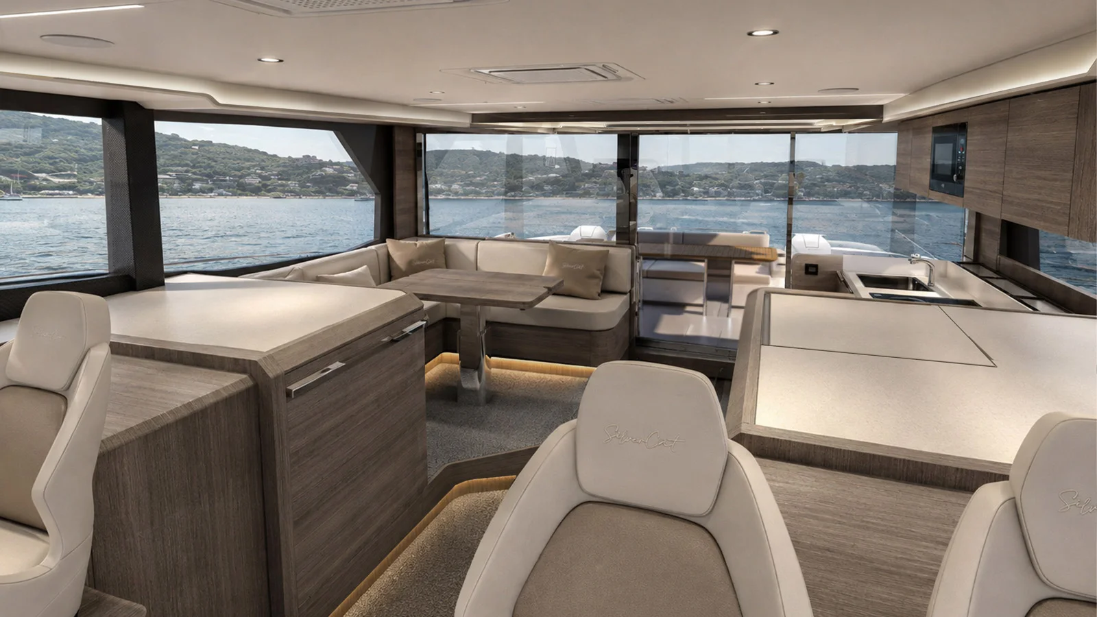 Для салона SilverCat 47 была выбрана открытая планировка с камбузом на входе