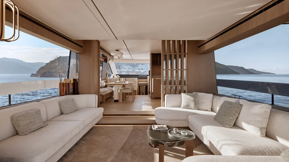 Гостиная в основном салоне Azimut Fly 70