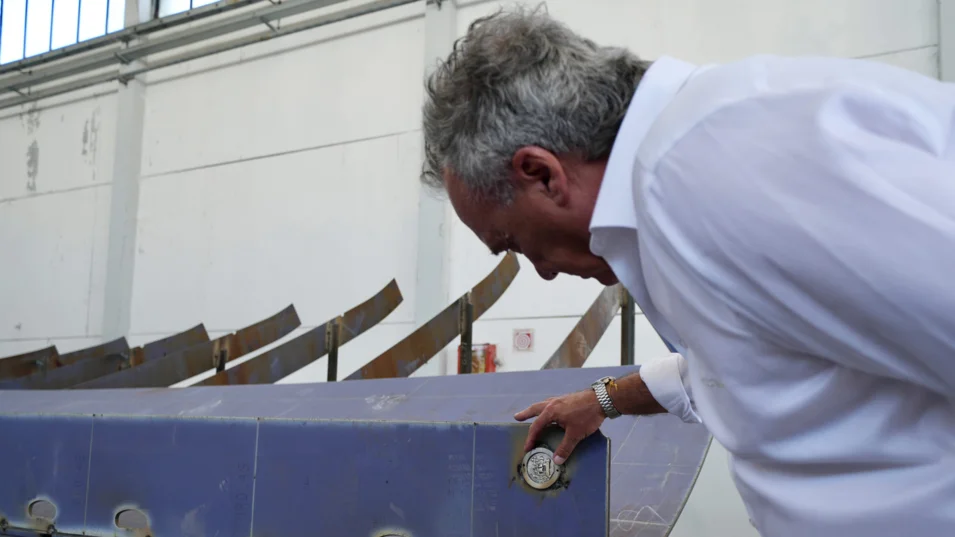Серебряная монета на килевой балке будущей суперъяхты Cantieri di Pisa Custom 40