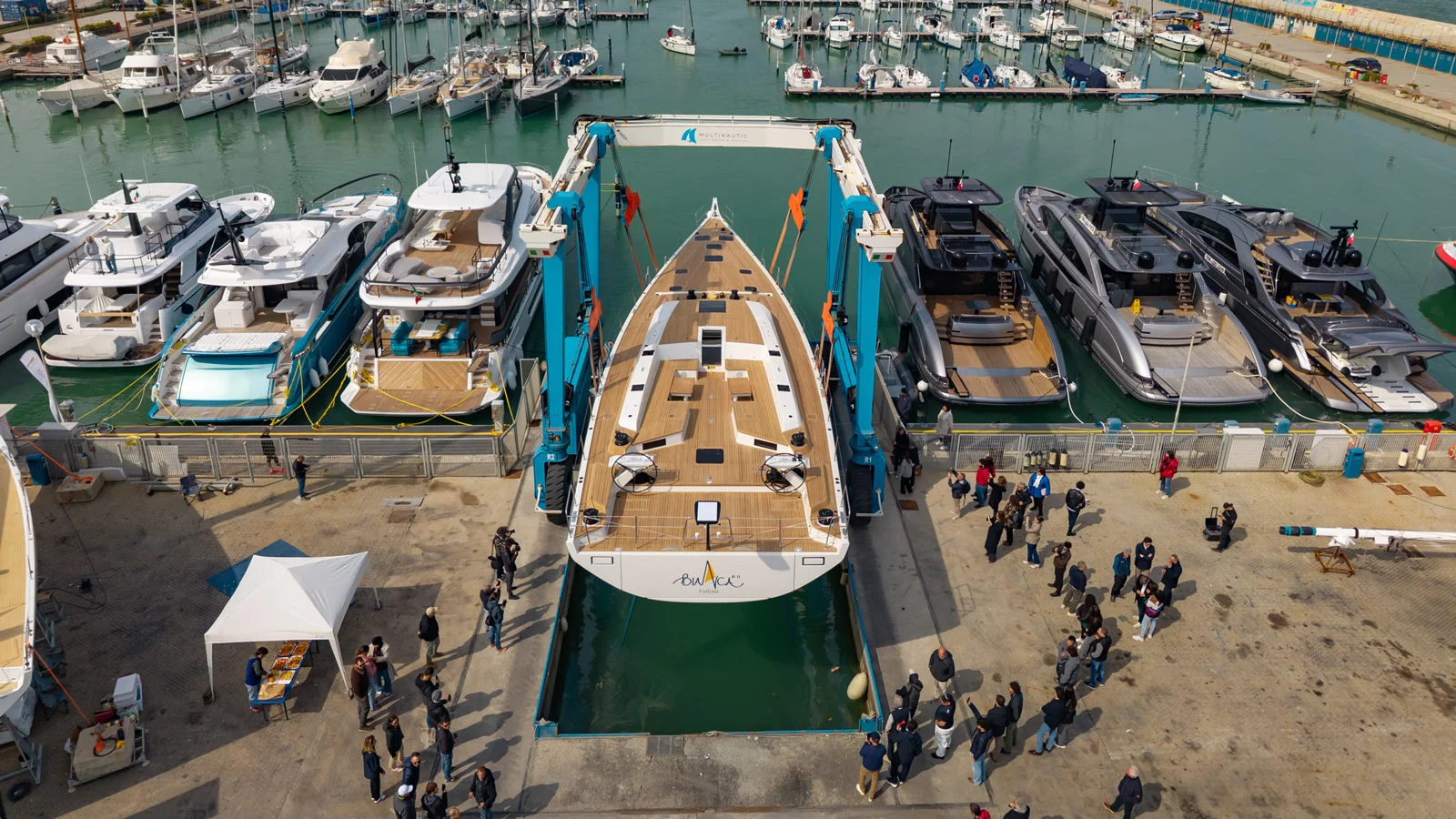 Общая длина GS Plus 80 LC Bianca II составляет 26.2 м, длина корпуса – 23.99 м, а длина по ватерлинии – 21.62 м