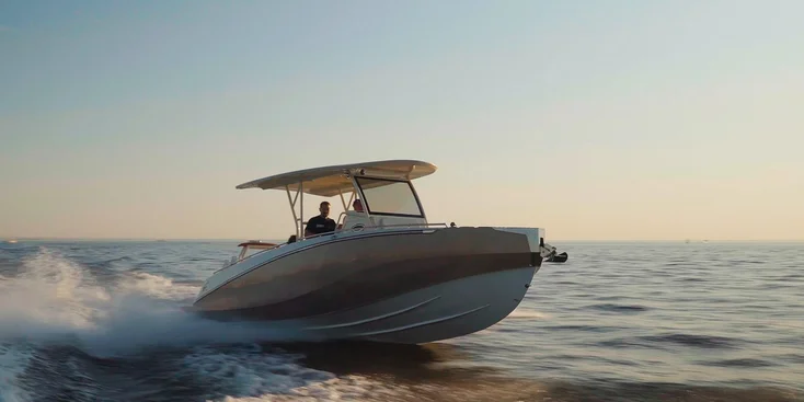 8-метровая модель с центральной консолью Ginom 800 Day Cruiser