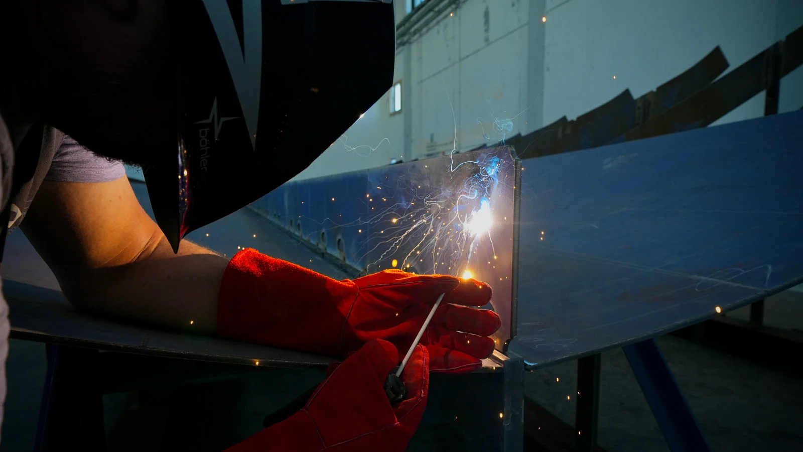 Серебряная монета приваривается к будущему эксплореру Cantieri di Pisa Custom 40