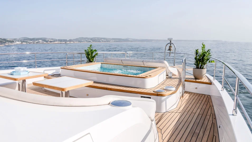 Gulf Craft Majesty 100 Terrace