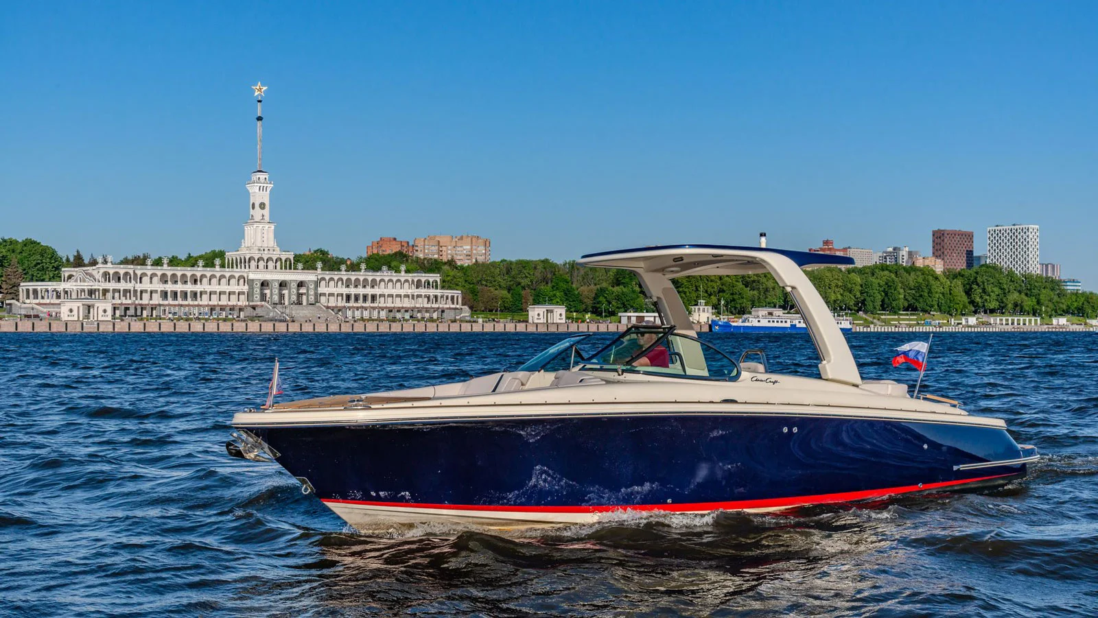 The Launch 28 GT is one of Chris-Craft's best selling models