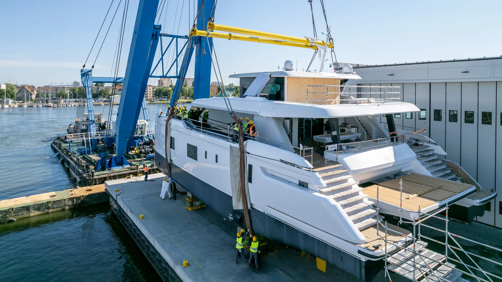 With a length of 29.95 m and a beam of 13.5 m, the 100 Sunreef Power catamaran has an internal volume of about 300 GT