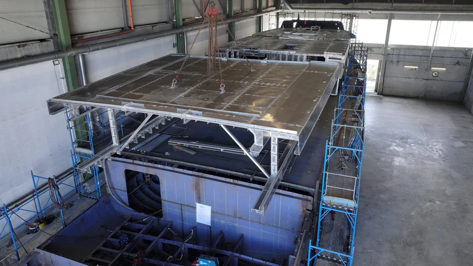 В настоящее время на верфи начали возводить алюминиевую надстройку Cantieri di Pisa Custom 40