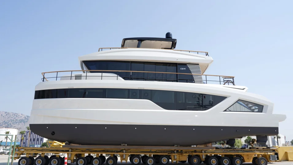Lazzara LPC 300 был построен в Турции для американской компании Lazzara Yachts