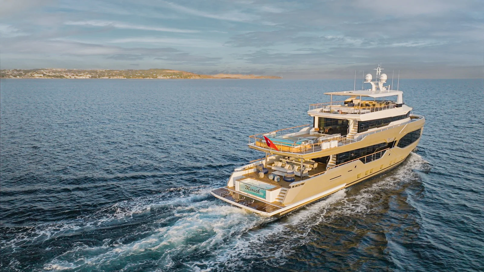 Массивная кормовая часть Numarine 40MXP Miouch позволила разместить сразу два бассейна