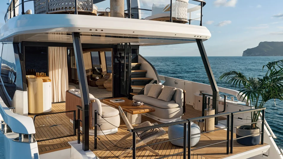 В поднятом состоянии транцевая платформа (система Deck2Deck&trade;) увеличивает площадь кокпита Azimut Fly 82