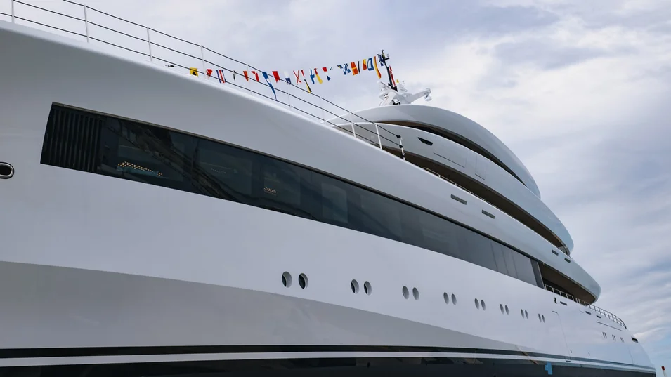 ISA Custom 80m Belita отличается длинными полосами горизонтального остекления