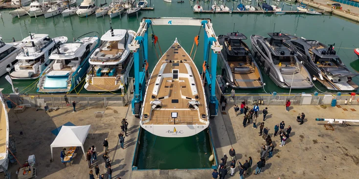 Общая длина GS Plus 80 LC Bianca II составляет 26.2 м, длина корпуса – 23.99 м, а длина по ватерлинии – 21.62 м