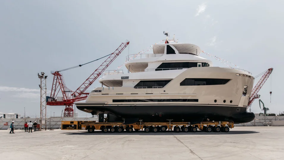 With a length of 26.2 m and a beam of 8.1 m the Bering 80 has a draft of 2.4 m and a volume of 233 GT