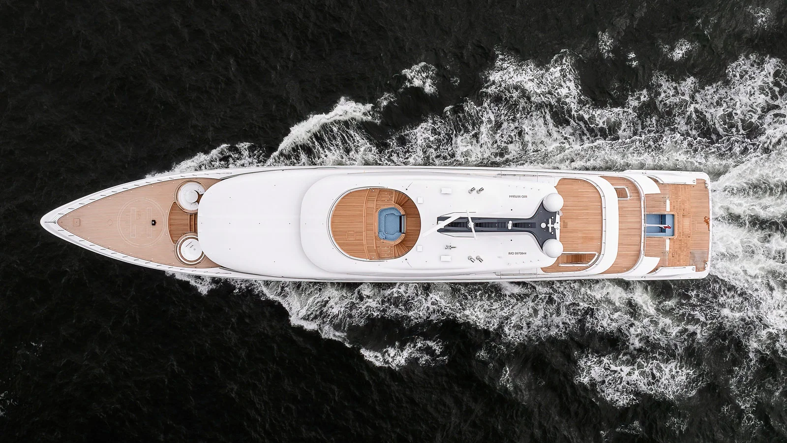 Сандек Feadship Stella M частично прикрыт оригинальным хардотопом с "вырезом" в носовой части