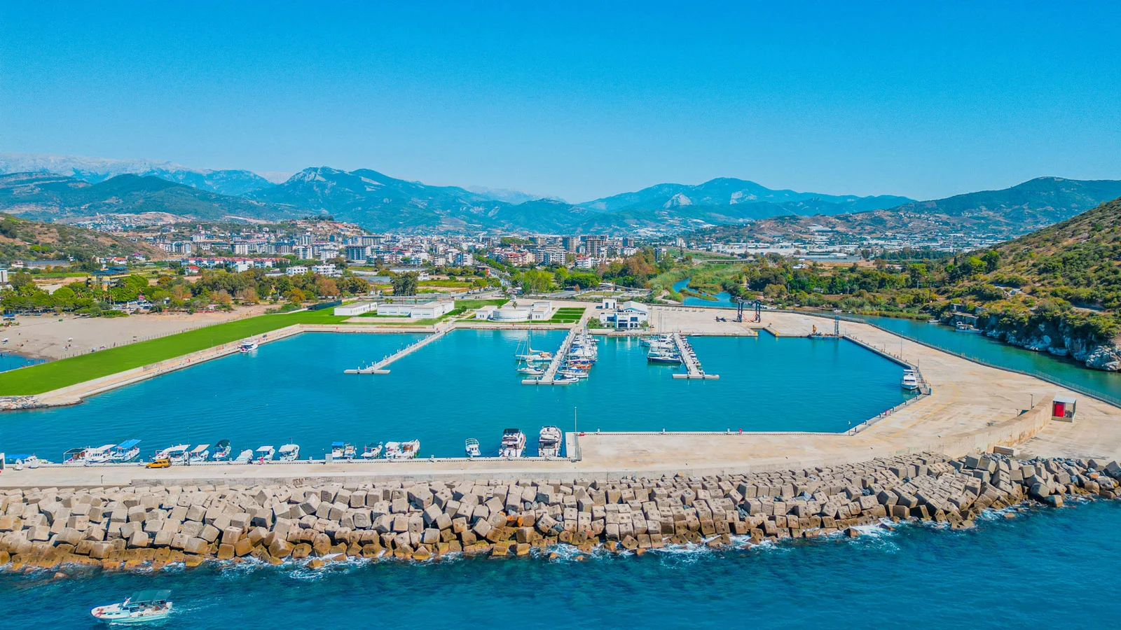 Gazipaşa Gold Marina находится примерно в 180 км от Анталии и в 40 км к востоку от Алании