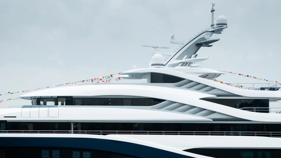 Пластичный экстерьер суперъяхты разрабатывала британская студия H2 Yacht Design