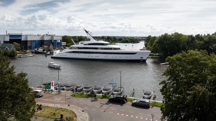 The classic exterior of the 75.7-metre Feadship Alvia with a beam of 13.4 m was developed by British RWD studio