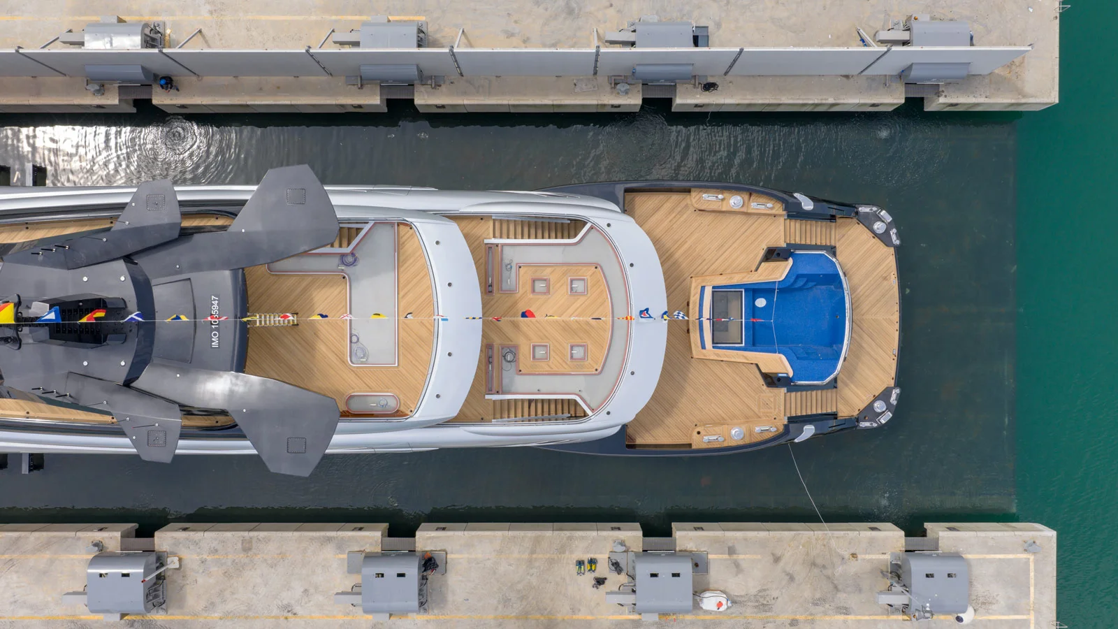 В кормовых частях Sea Raider X предусмотрены просторные зоны отдыха на свежем воздухе