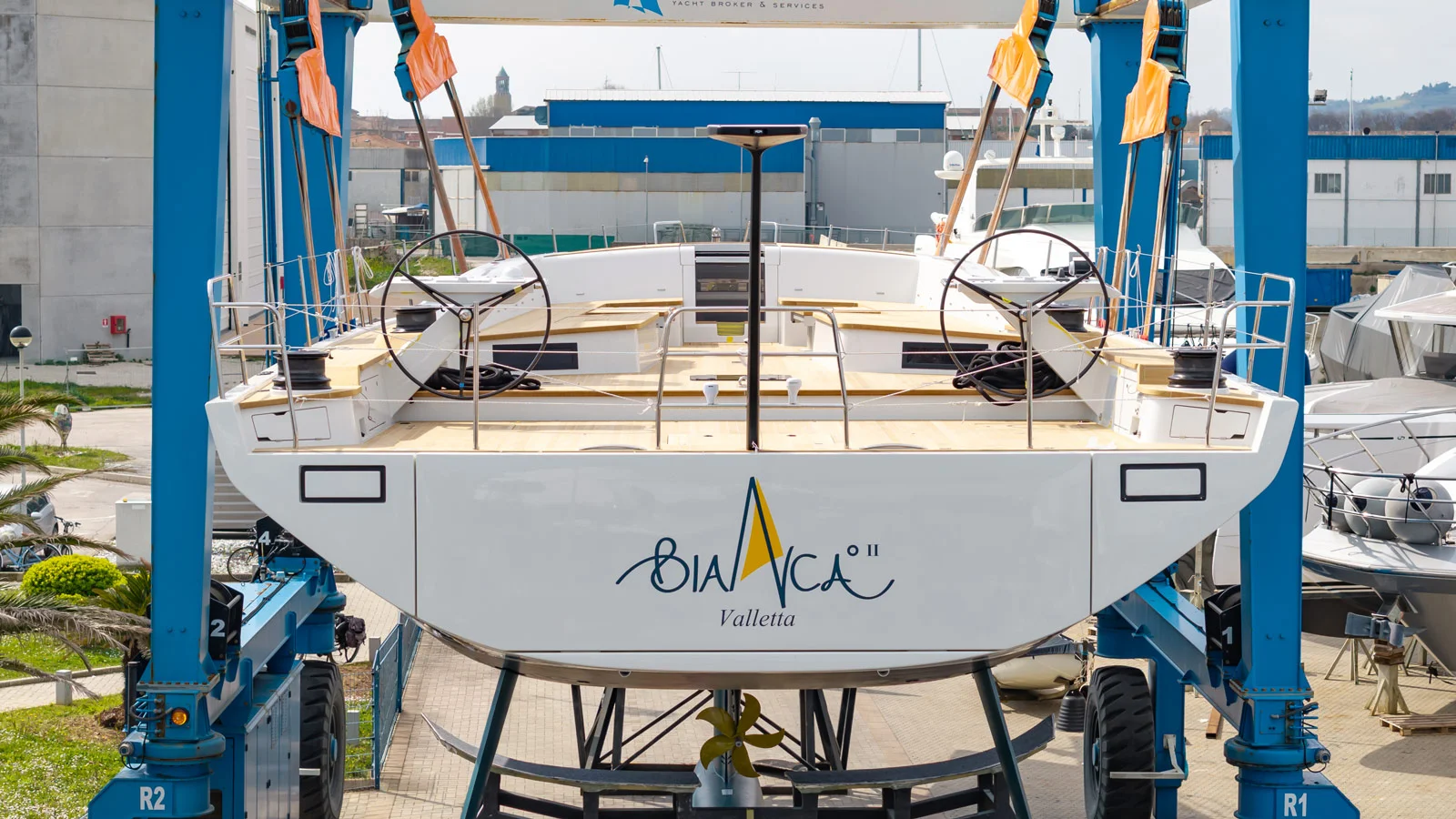 Вместо гаража для тендера на GS Plus 80 LC Bianca II оборудована дополнительная кладовая