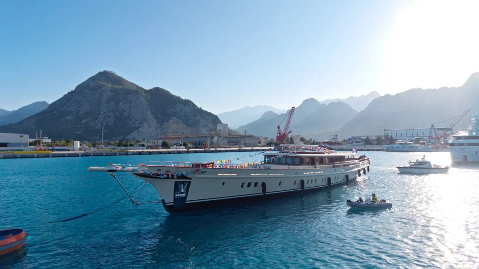The Ares Simena's main mast is 59.5 m, and the mizzen one is 48.7 m