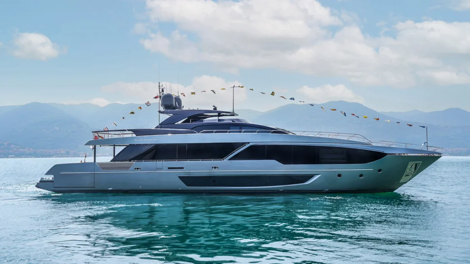 Главным преимуществом Riva 112’ Dolcevita Super на верфи считают просторные открытые пространства и возможность настраивать планировку под себя