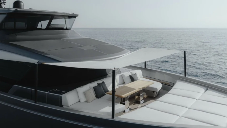 The lounge and the sunbathing area forward can be sheltered with a bimini