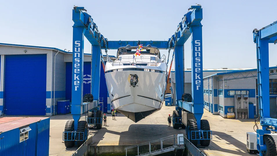 Глиссирующий корпус Sunseeker Manhattan 94 выполнен из стеклопластика