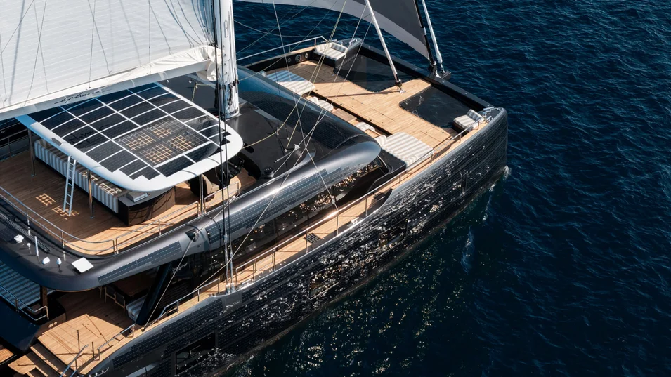 Корпус и надстройка Sunreef 100 Eco Ipharra покрыты солнечными панелями
