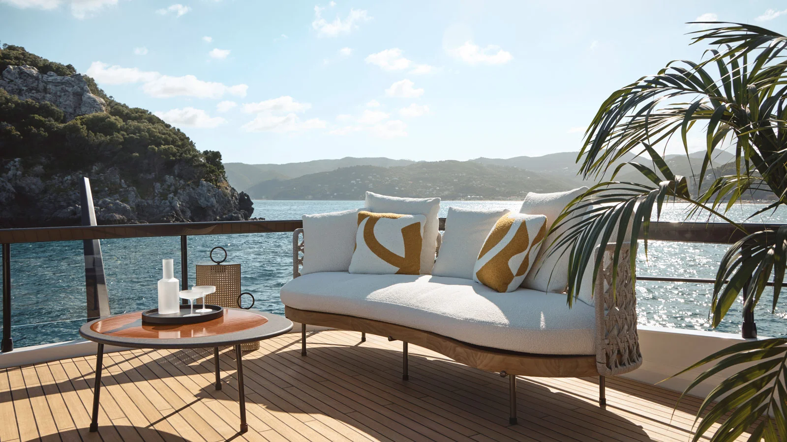 Зона отдыха в кормовой части флайбриджа Azimut Fly 82