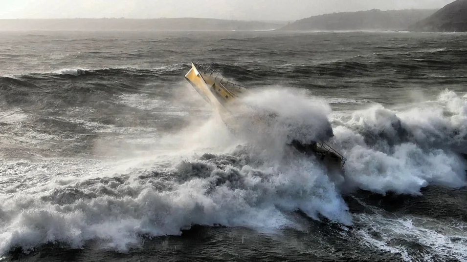 The XSV20 yacht cuts through the wave (Safehaven Marine, 23 m)