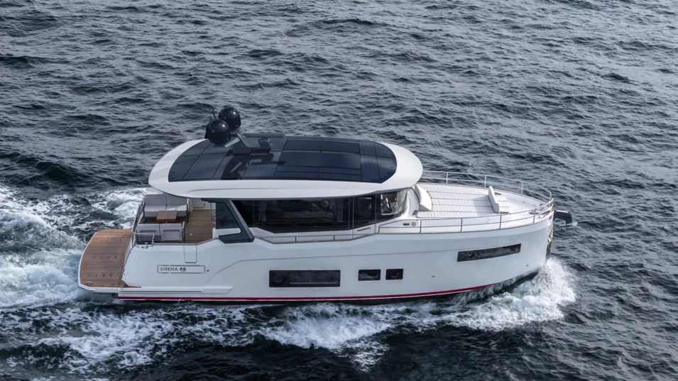 In fact, the Sirena 48 Hybrid is the Sirena 48 model that was unveiled in 2023 and has already become popular, but this time featuring coupé styling and equipped with a serial hybrid propulsion