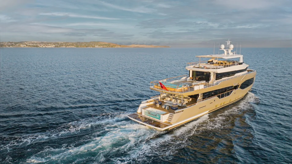 Массивная кормовая часть Numarine 40MXP Miouch позволила разместить сразу два бассейна