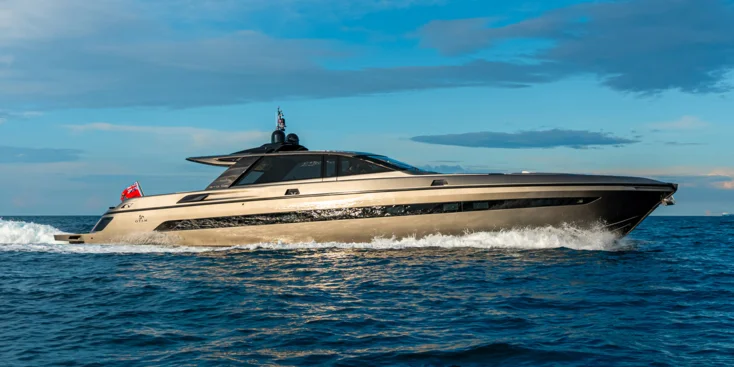 Two powerful 2600 hp MTU 16V 2000 M96L engines coupled with Arneson surface drives, as well as a lightweight composite hull of GRP and Kevlar – all of this helps the Otam 90 GTS demonstrate outstanding performance characteristics