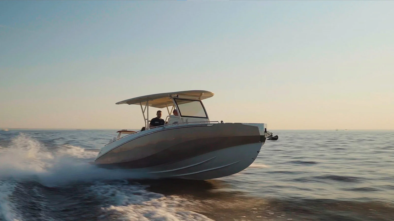 8-метровая модель с центральной консолью Ginom 800 Day Cruiser