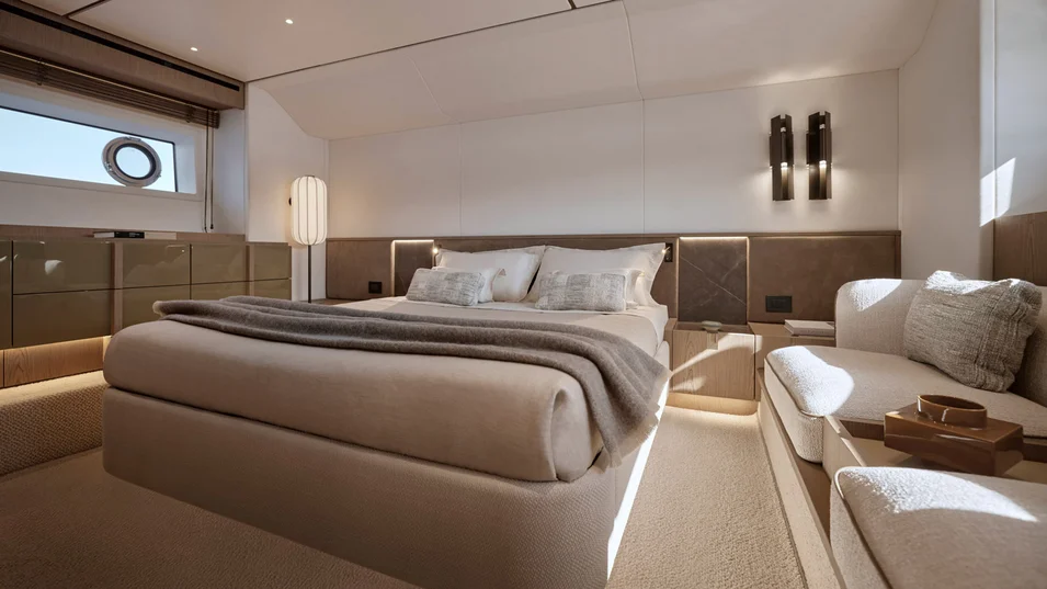 Мастер-каюта во всю ширину корпуса на Azimut Fly 70
