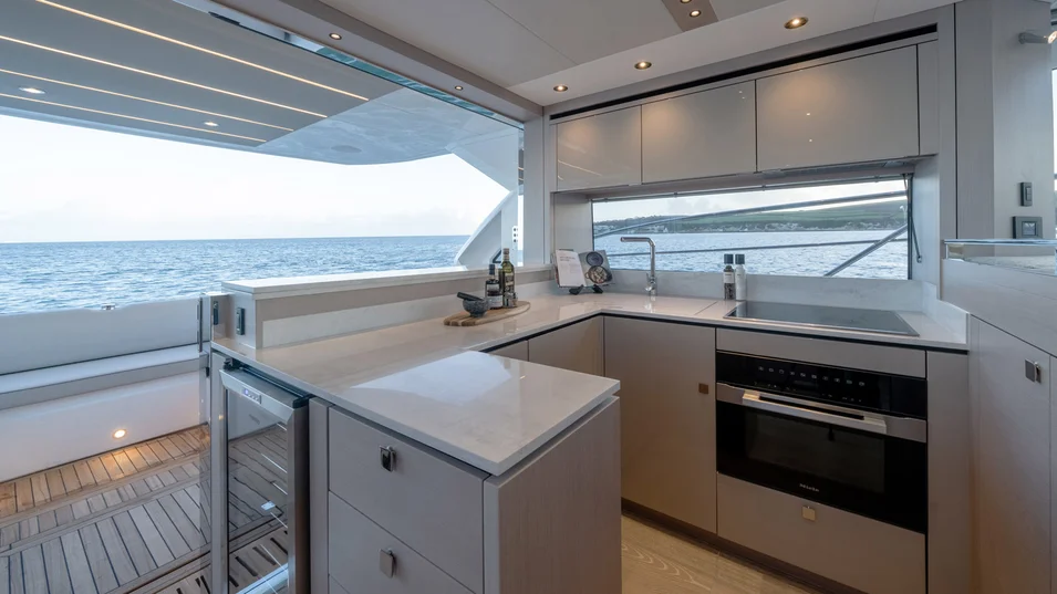 Камбуз входе из кокпита на Sunseeker Manhattan 56