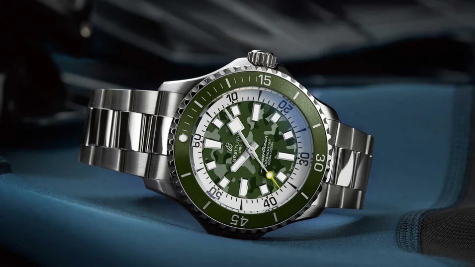 Модель Breitling Superocean Automatic 46 Super Diver с камуфляжным циферблатом и титановым браслетом