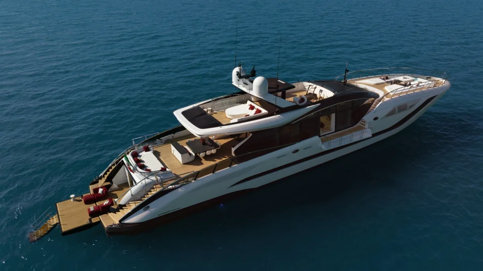 N1 Mangusta 165 REV (50 m) has an altered superstructure, which became split-level in the bow part