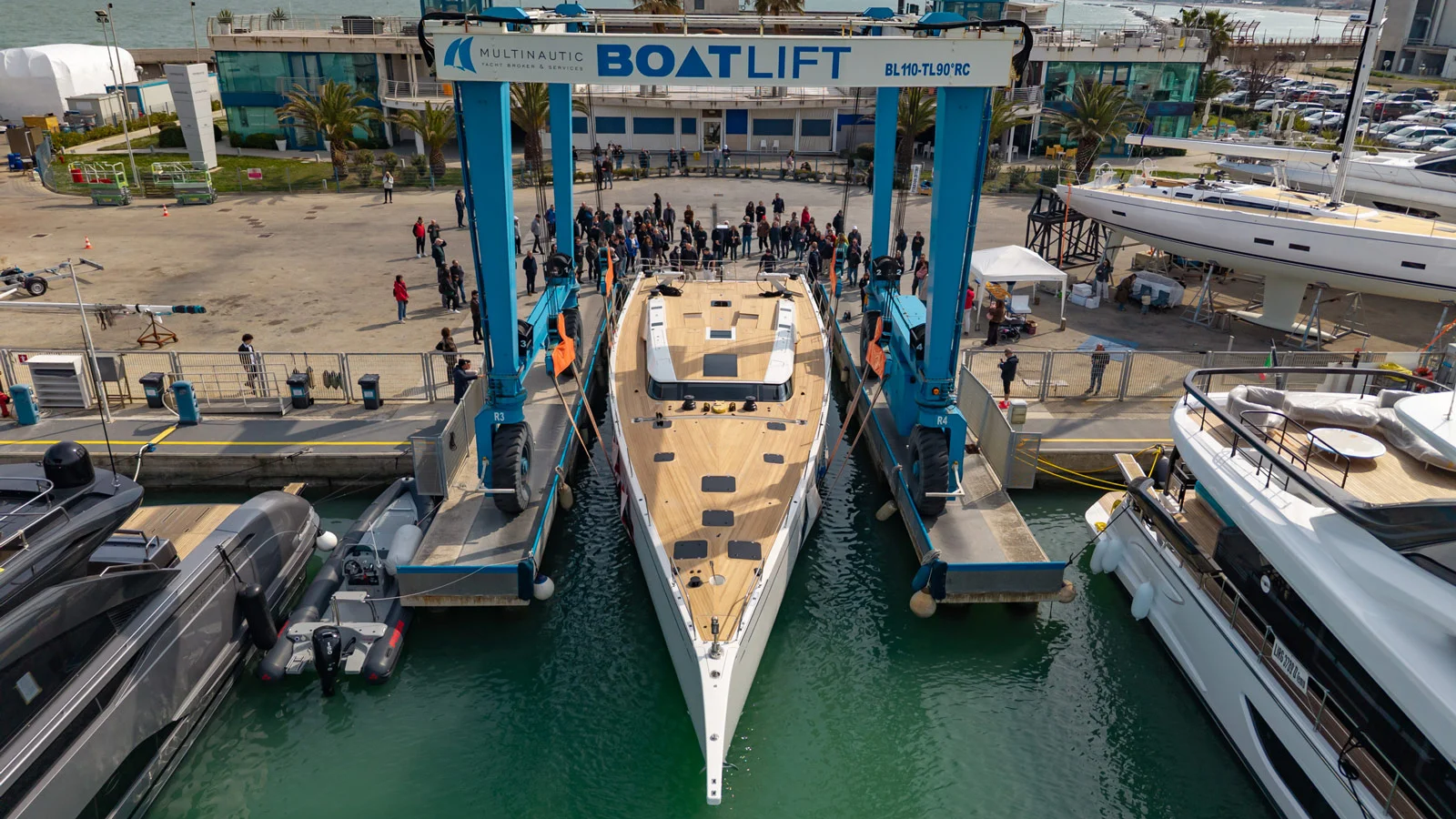 Узкий нос и длинная скула обеспечивает GS Plus 80 LC Bianca II плавный вход в волну