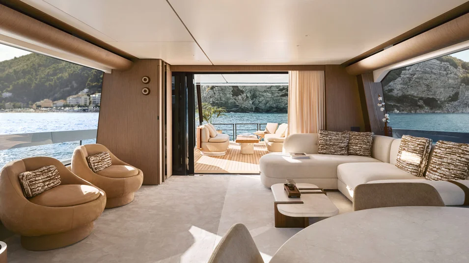 Гостиная в салоне Салон на главной палубе Azimut Fly 82 расположена на входе в салон