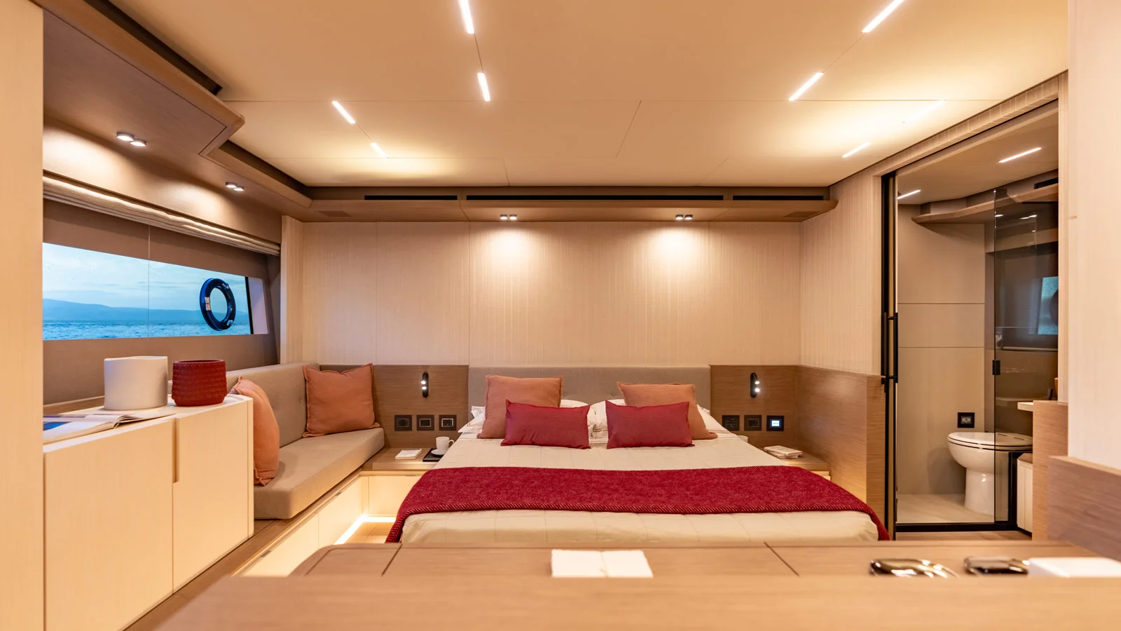 Master cabin on board the Pardo Endurance 72