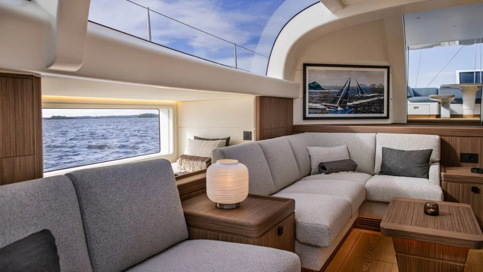 Салона на Baltic 121 Custom Alice может похвастаться остеклением, которое редко встретишь на парусных суперъяхтах