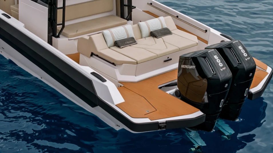 There is a lounge with a transformable sunbed aft