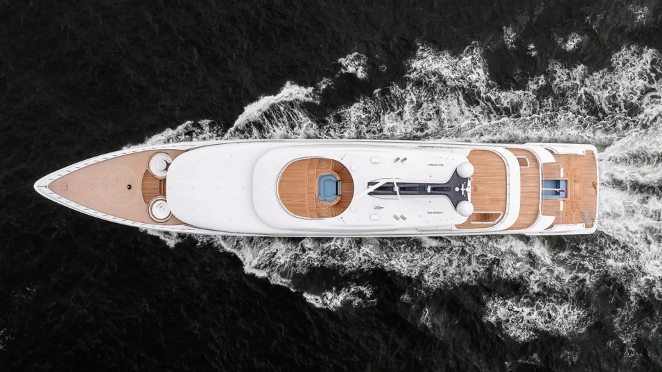 Сандек Feadship Stella M частично прикрыт оригинальным хардотопом с 