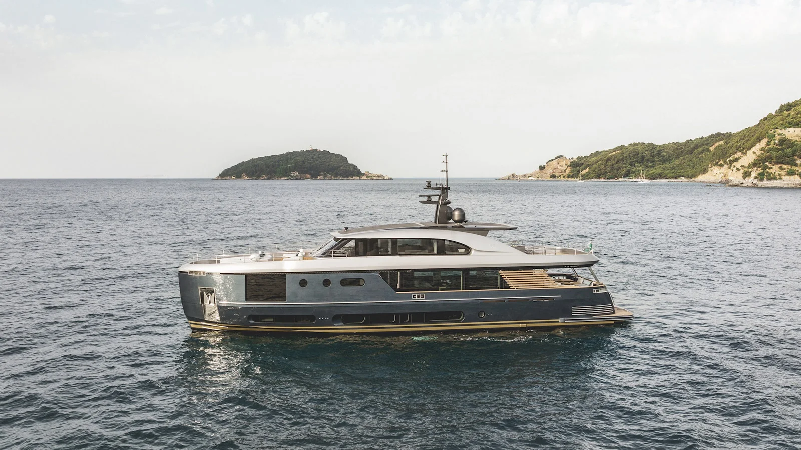 Ken Freivokh has worked on the exteriors of several Azimut models, including the Magellano 30 Metri